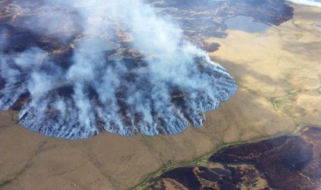 Salah satu dari dua kebakaran di Yukon Delta National Wildlife Refuge di barat daya Alaska.