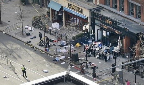 Salah satu dari dua lokasi ledakan di Boylston Street dekat garis finis Maraton Boston 2013 yang digelar Senin (15/4/2013) sedang dinvestigasi dan dijaga oleh polisi.