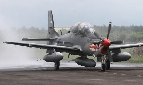 Salah satu dari empat pesawat Super Tucano disambut dengan guyuran air dari mobil pemadam kebakaran saat mendarat di Skadron 21 Lanud Abdul Rahman Saleh, Malang, Jawa Timur, Senin (29/2). 