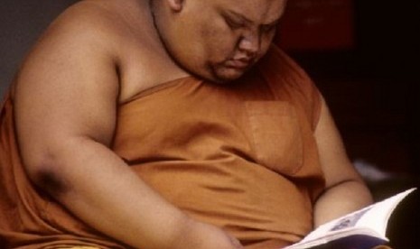 Biksu Buddha di Thailand baca kitab (Ilustrasi)