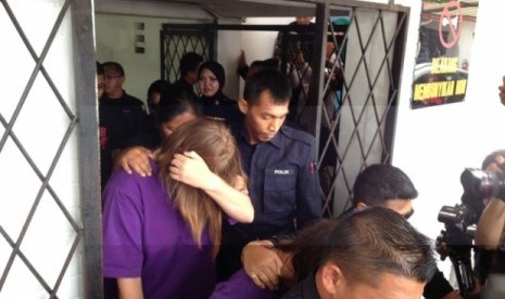 Salah satu dari turis yang melakukan aksi telanjang di Gunung Kinabalu saat berada di pengadilan Kota Kinabalu.