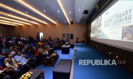 Salah satu fasilitas (ruang seminar) di Perpustakaan Digital Universitas Negeri Yogyakarta (UNY), Kamis (8/3).  Ruang berkapasitas 300 orang itu memiliki fasilitas video conference dengan jaringan ke seluruh dunia. 