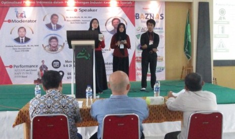 Salah satu finalis lomba essay IED 2016 sedang mempresentasikan karya mereka di hadapan dewan juri di Kampus STEI SEBI Depok, Sabtu (5/3).