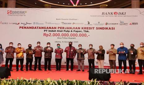  Bersama sejumlah bank daerah di tanah air Bank DKI memimpin kredit sindikasi senilai Rp 2 triliun kepada PT Indah Kiat Pulp and Paper, Senin (15/11/2021)