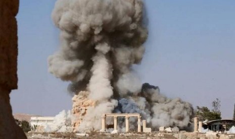 Salah satu foto yang dirilis ISIS yang menunjukkan penghancuran kuil kuno di Palmyra, Suriah, Selasa (25/8).