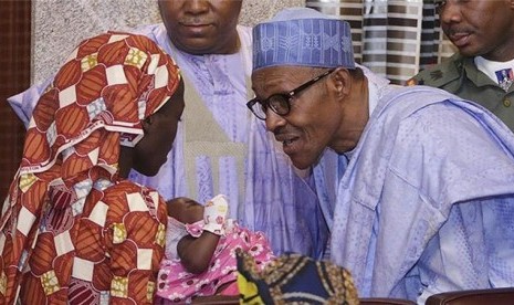 Salah satu gadis Chibok yang diculik Boko Haram, Amina bertemu dengan Presiden Nigeria Muhammadu Buhari.