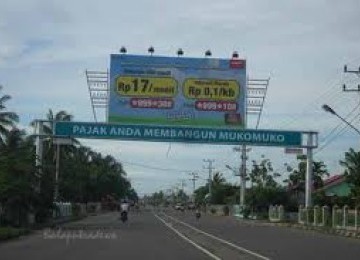 Salah satu gapura di kota Mukomuko, Provinsi Bengkulu.