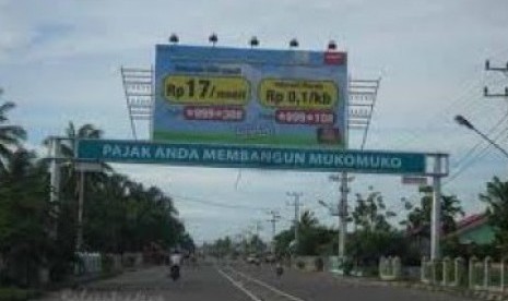 Salah satu gapura di kota Mukomuko, Provinsi Bengkulu.