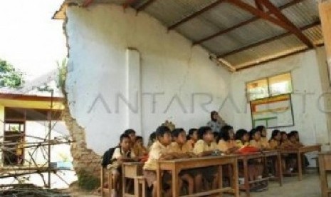 Salah satu gedung sekolah SD di Jabotabek yang masih rusak