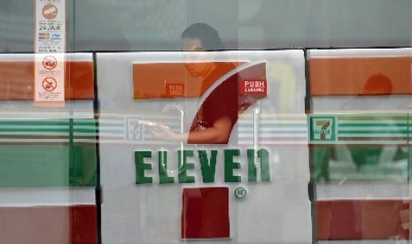 Salah satu gerai waralaba Seven Eleven di Jakarta.