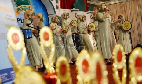   Salah satu grup nasyid tampil pada Festival Nasyid yang digelar Republika bekerjasama dengan iHAQI di Gedung Landmark, jalan Braga, Bandung, Kamis (2/5) malam.  (Republika/Edi Yusuf)