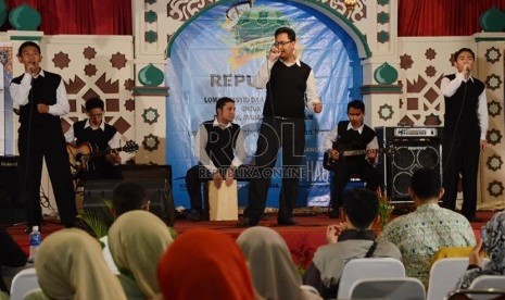  Salah satu grup nasyid tampil pada Festival Nasyid yang digelar Republika bekerjasama dengan iHAQI di Gedung Landmark, jalan Braga, Bandung, Kamis (2/5) malam. (Republika/Edi Yusuf)