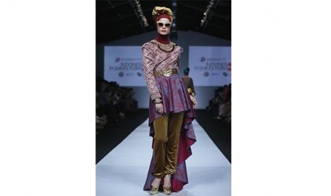 Salah satu hasil karya Dian Pelangi bertajuk 'Palembang in New York', yang ditampilkan di ajang Jakarta Fashion Week 2015