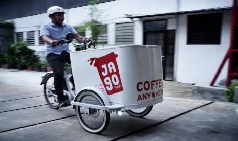 Salah satu Jagopreneur (Barista Jago Coffe) sedang mengendarai sepeda listrik di Acara Launching Jago Coffe, Kuningan, Jakarta Selatan, (5/3).