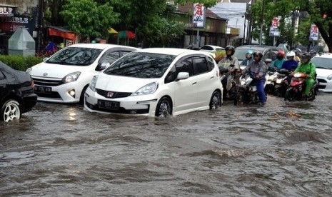 Salah satu jalan di Kota Malang yang tergenang air, Senin (10/12)