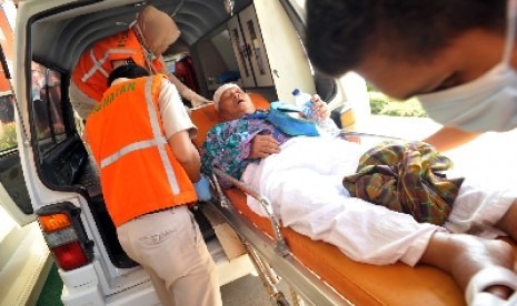  Salah satu jamaah haji lanjut usia yang baru tiba dari tanah suci diangkut dengan ambulans di Asrama haji Palembang