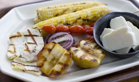 Salah satu jenis soft cheese adalah haloumi. Keju ini cocok disantap bersama salad atau sayur yang telah dipanggang.