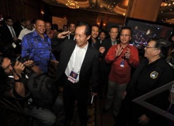 Salah satu kandidat Ketua Umum PSSI, Sutiyoso, memberi salam kepada wartawan saat menghadiri arena Kongres PSSI.