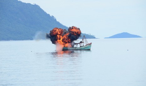 Salah satu kapal asing yang ditenggelamkan TNI AL.