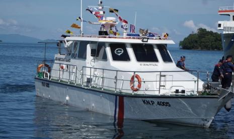 Salah satu kapal negara patroli (KNP) 4005 di Pelabuhan Sorong, Provinsi Papua Barat. Kementerian Perhubungan (Kemenhub) tengah mempertimbangkan pinjaman luar negeri untuk pengadaan kapal patroli yang digunakan Direktorat Kesatuan Penjagaan Laut dan Pantai (KPLP) Ditjen Perhubungan Laut. Direktur KPLP Ditjen Perhubungan Laut Kemenhub Mugen Sartoto mengatakan saat ini tengah mengadakan lelang untuk kontrak multi years dua kapal kelas tiga dan tiga kapal kelas empat.  