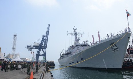 Salah satu kapal perang India yang bersandar di Pelabuhan Tanjung Priok.