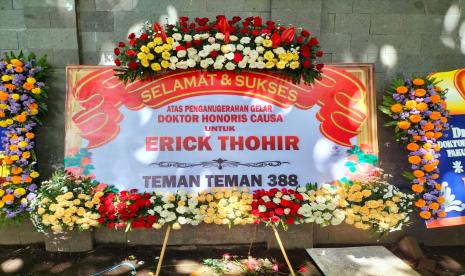 Salah satu karangan bunga ucapan selamat atas penganugerahan gelar Doktor Kehormatan (Honoris Causa) kepada Menteri BUMN Erick memenuhi halaman Gedung Samantha Krida, Universitas Brawijaya, Malang, Jawa Timur, Jumat (3/3/2023) pagi. 