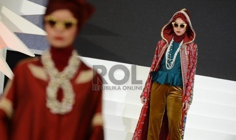 Salah satu karya Dian Pelangi sedang ditampilkan di Fashion Nation 2015