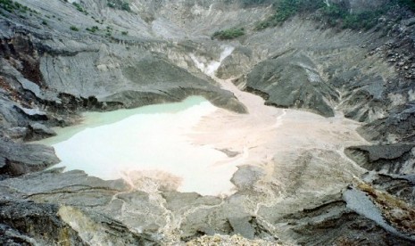 Salah satu kawah di Gunung Tangkuban Perahu