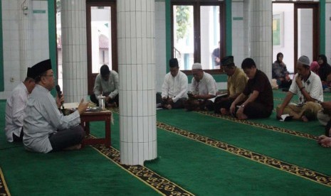 Salah satu kegiatan pengajian guru dan staf administrasi yang diadakan oleh Sekolah Bosowa Bina Insani 9SBBI) Bogor setiap Jumat pagi.