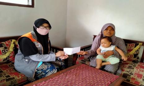 Salah satu kegiatan program Desa Bebas Stunting di desa berdaya Kubangsari adalah memberikan pendampingan kepada beberapa balita yang terindikasi stunting. Sahila (19 bulan) adalah salah satu balita yang terindikasi stunting saat ini kondisinya membaik. Hal tersebut ditunjukkan dengan kenaikan berat badan.