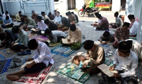 Salah satu kegiatan santri di pondok pesantren.