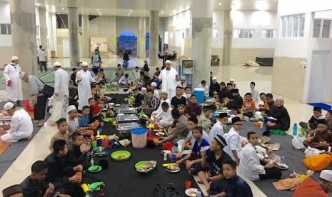 Salah satu kegiatan santri Ponpes Az-Zikra Gunung Sindur, buka puasa bersama Pengasuh Ponpes, yakni Ustadz Muhammad Arifin Ilham.