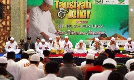 Salah satu kegiatan tausiyah dan zikir di masjid Jakarta Islamic Center (JIC), Jakarta.