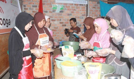 Salah satu kegiatan yang diadakan oleh Laznas BMH, pelatihan ibu hebat (foto atas) dan Hamidah, binaan BMH dalam pemberdayaan ekonomi (foto bawah).