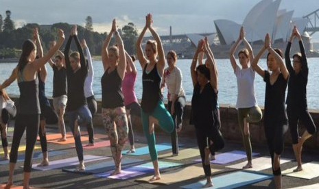  Salah satu kegiatan yoga di Sydney Harbour. 