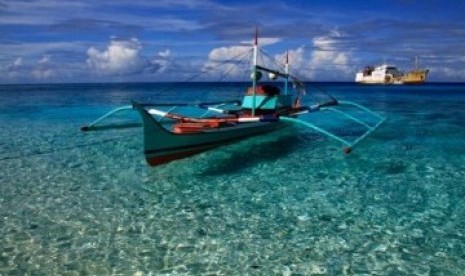 Salah satu keindahan laut Pulau Miangas, pulau terluar wilayah Indonesia.