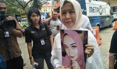 Salah satu keluarga korban Retno Sari Dewi menunjukkan foto anaknya (Puspita Eka Putri) yang menjadi korban jatuhnya pesawat Lion Air JT-610, Selasa (30/10), Jakarta. Saat ini Retno masih menanti proses identifikasi jenazah anaknya. 