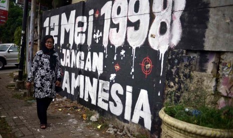 Salah satu keluarga korban tragedi Mei Tahun 1998, Ruyati berdiri didepan mural pelanggaran HAM ketika peresmian mural Prasasti Tragedi Trisaksti dan Mei 1998 di kawasan Jalan Pemuda, Jakarta Timur, Senin (12/5).