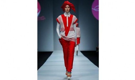 Salah satu koleksi Shafira Encyclo di ajang Jakarta Fashion Week 2015