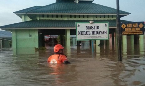 Salah satu kondisi mushola yang terendam banjir di Bengkulu.