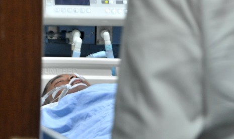 Korban kekerasan dalam masa orientasi siswa SMA Taruna Indonesia Palembang, WJ,  terbaring di Intensive Care Unit (ICU) Rumah Sakit Charitas Palembang, Sumatera Selatan, Rabu(17/7/2019). 