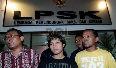  Salah satu korban perbudakan buruh kuali, Bagas (tengah) saat melaporkan pengaduan ke Lembaga Perlindungan Saksi dan Korban (LPSK) di Jakarta,Rabu (15/5). (Republika/Wihdan Hidayat)