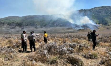 Salah satu lahan Hutan Bromo yang terbakar sejak Sabtu (1/9). Dokumen Polsek Poncokusumo, Kabupaten Malang.