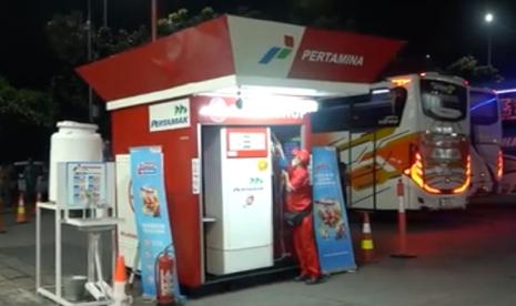 Salah satu layanan Pertamina dalam upaya memudahkan pemudik, Selasa (9/4) di Karawang.