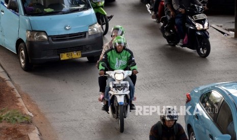 Salah satu layanan transportasi berbasis aplikasi daring, Gojek, melaju di jalanan ibu kota. Anggota Komisi V DPR RI, Suryadi Jaya Purnama, mengomentari soal tarif baru ojek online yang diatur dalam Keputusan Kementerian Perhubungan (Kemenhub) Nomor KP 564 Tahun 2022 Tentang Pedoman Perhitungan Biaya Jasa Penggunaan Sepeda Motor yang Digunakan untuk Kepentingan Masyarakat yang Dilakukan dengan Aplikasi. Suryadi mendorong agar biaya sewa aplikasi diturunkan.