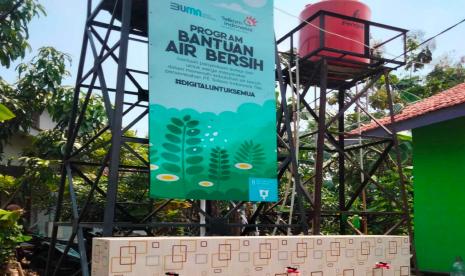 Salah satu lokasi penyaluran bantuan sarana air bersih dan sanitasi Telkom.