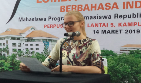 Salah satu mahasiswa asing yang menjadi peserta lomba membaca berita berbahasa Indonesia di Universitas Surabaya, Kamis (14/3)