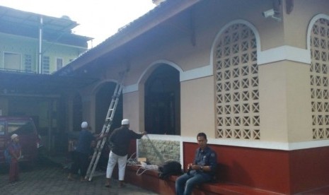 Salah satu masjid di Tasikmalaya, Jawa Barat yang dipasang kamera pengawas atau CCTV untuk mencegah adanya upaya penyerangan ulama, Rabu (28/2).