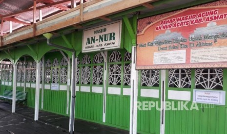 Salah satu masjid umat Islam di Jalan Sultan Hassanudin, Distrik Agats, Kabupaten Asmat, Papua, Rabu (7/2). 