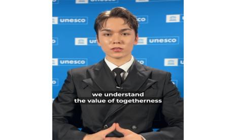 Salah satu member Seventeen, Vernon. Vernon mewakili para member menyampaikan pesan kepada anak muda di acara UNESCO Youth Forum yang berlangsung di Paris, Prancis, pada 13 dan 14 November 2023.